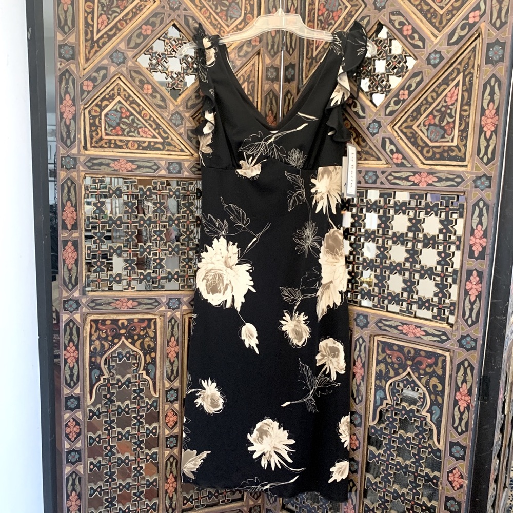 NWT floral dress knee length with flowy cap sleeves 🌸🌼 - Picture 1 of 8